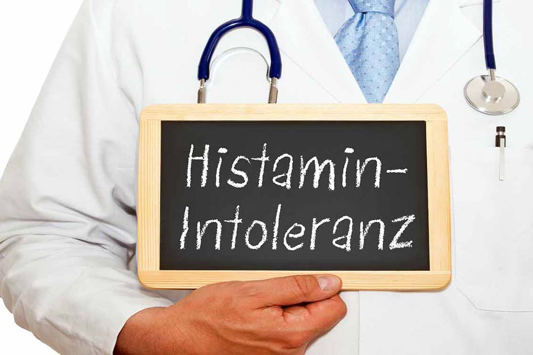 Ein Arzt-hält eine Tafel mit der Aufschrift Histamin-Intoleranz