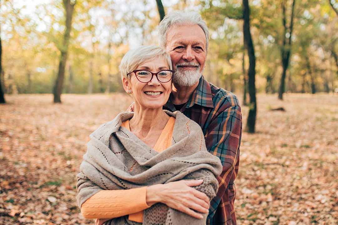 Älteres Paar im herbstlichen Wald