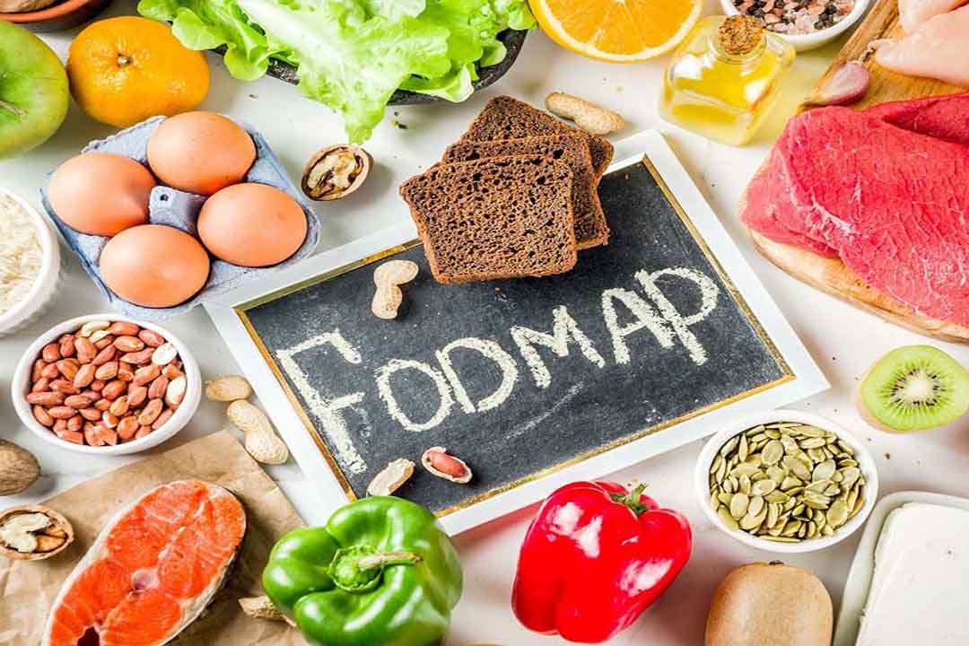 Eine Tafel mit dem Wort Fodmap, umrahmt von gesundem Essen