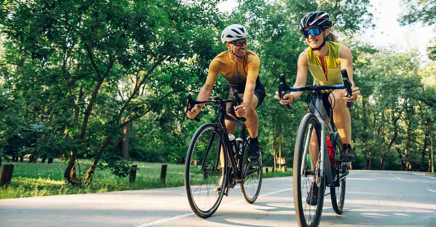 Radfahren: 2 Rennradfahrer auf der Strasse