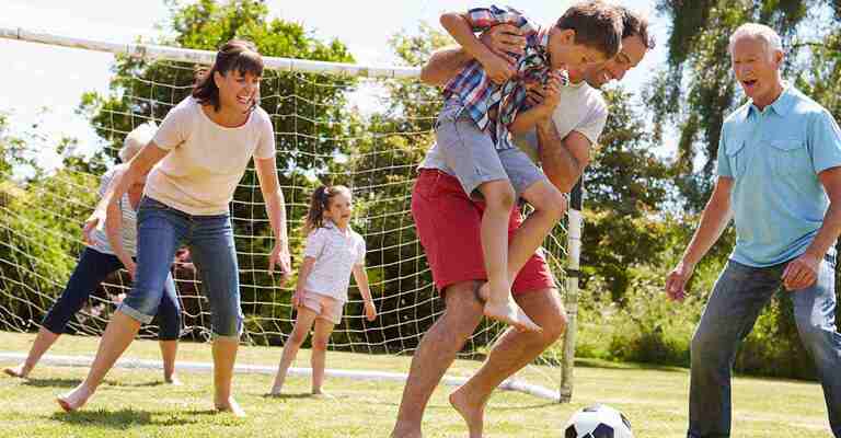 Familie spielt im Freien Fussball