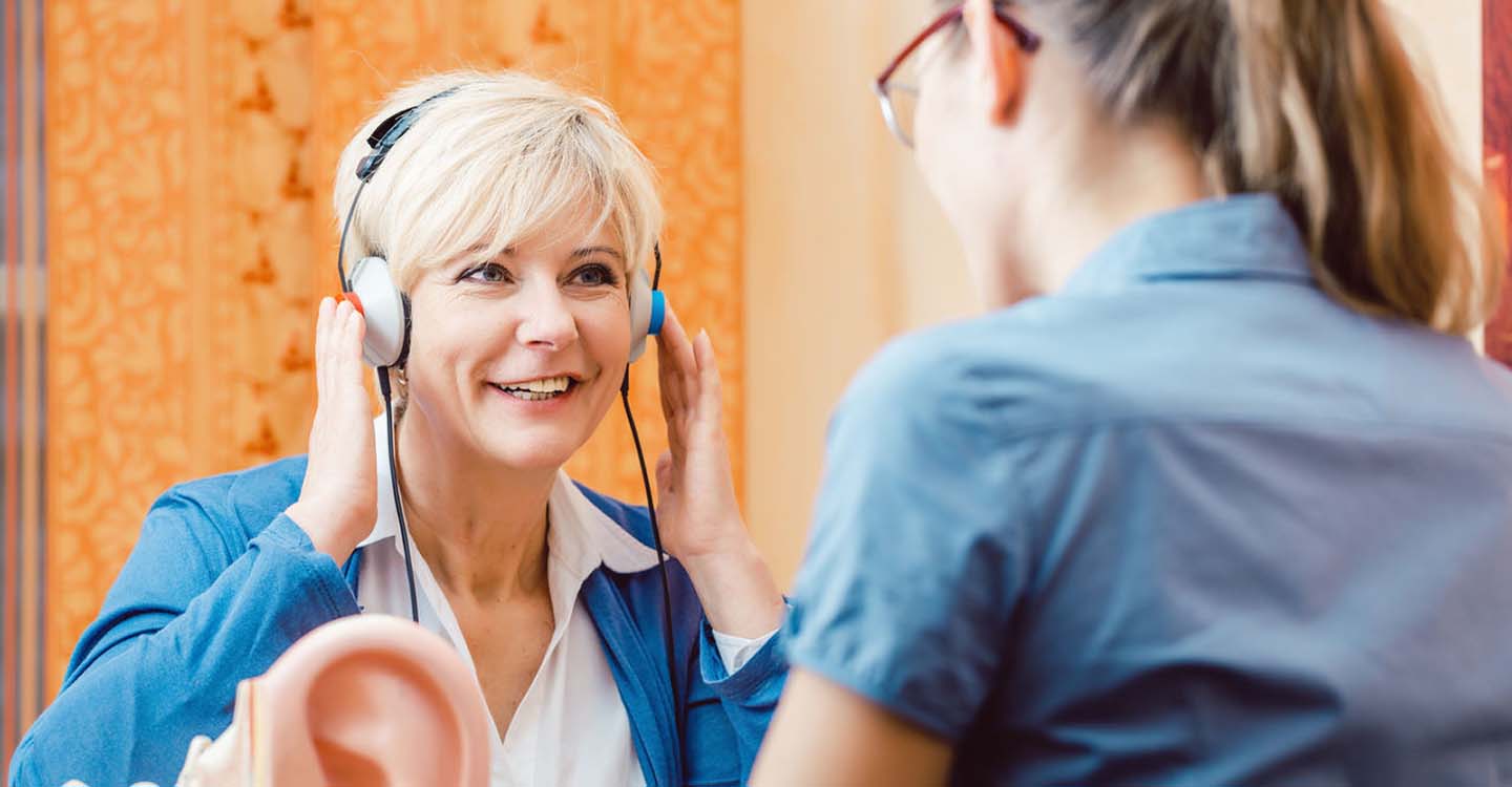 Frau beim Test für ihre Hörgeräte