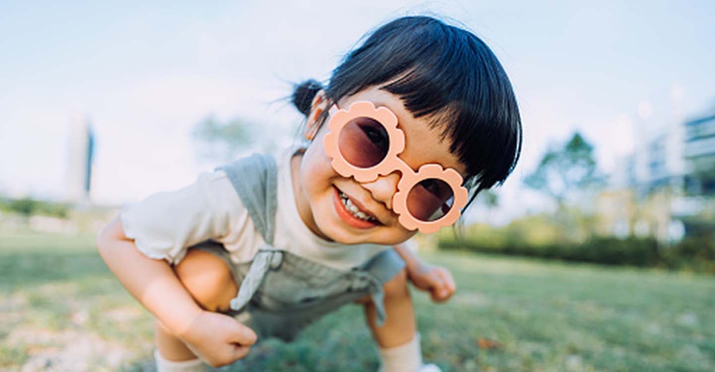 Kleines Mädchen mit lustiger Sonnebrille