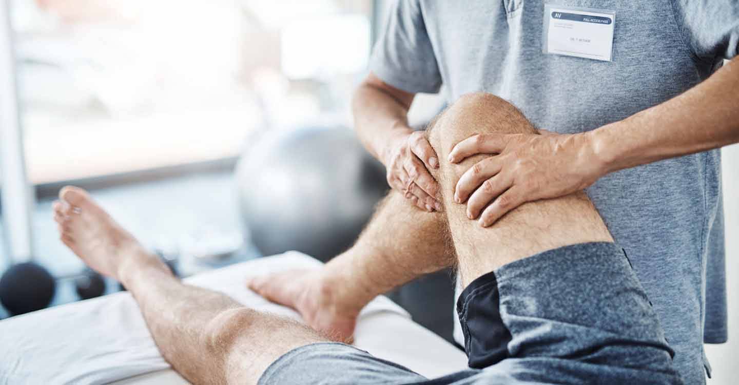 Physiotherapeut behandelt ein Knie