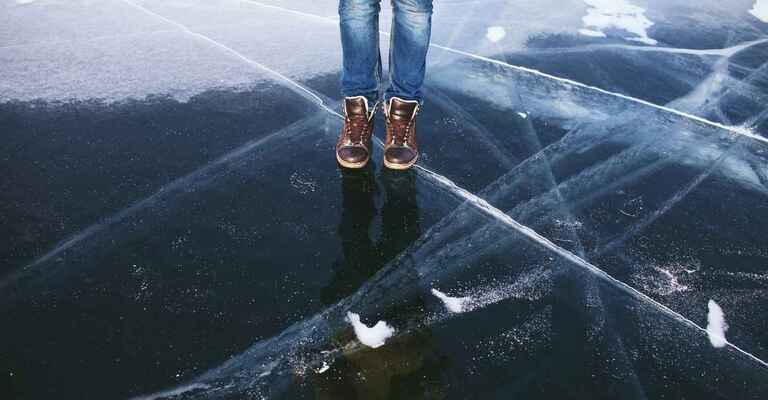 Novego Angst: Eine Person steht auf einer Eisfläche