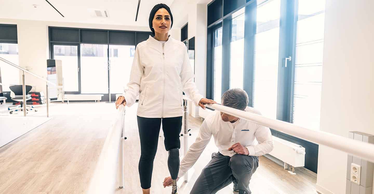 Eine Frau mit einer Prothese am linken Fuß bei der Physiogymnastik.