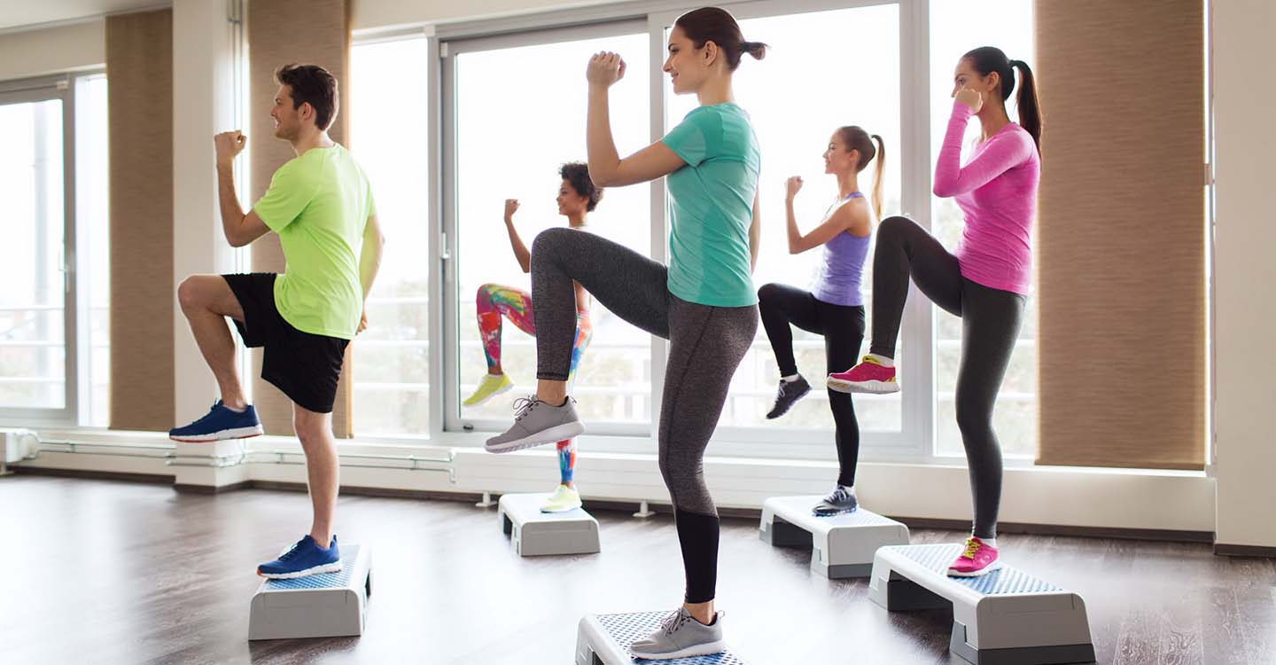 Aerobic: Step-Aerobic Kurs in einem Sportstudio